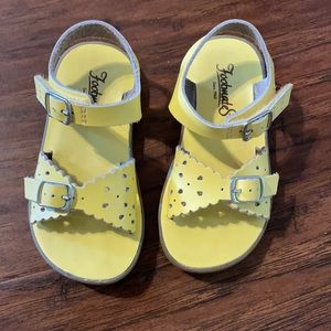 Euc yellow Footmates sandals, size 8.